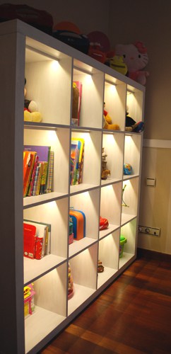 Estanteria iluminada con tiras de led