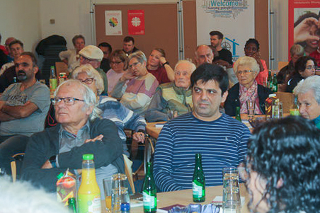 Ein buntes Publikum füllte den Gemeindesaal und ließ sich informieren.