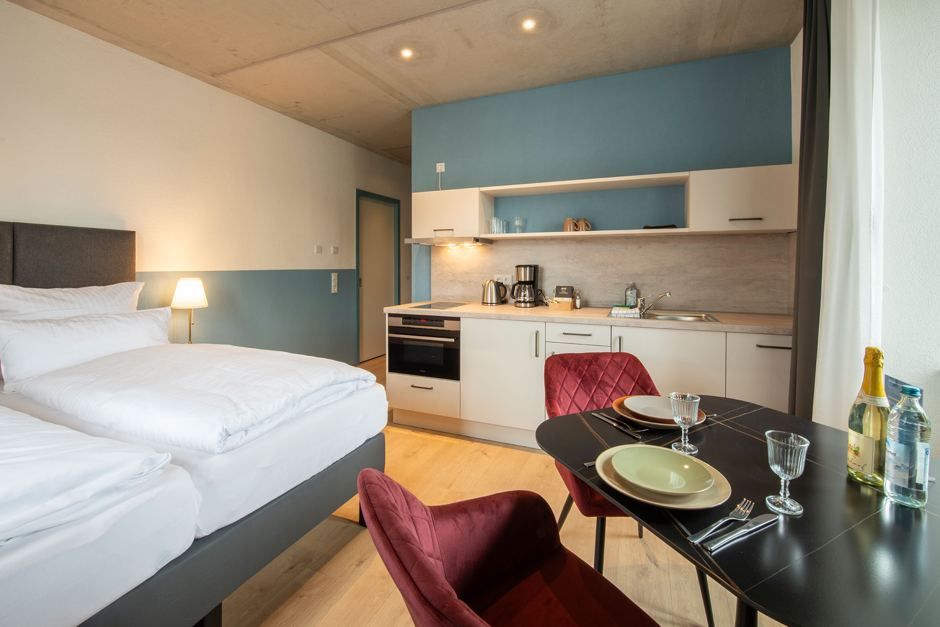 Das Adler, Markdorf - Doppelzimmer mit Balkon - Küche & Wohnen