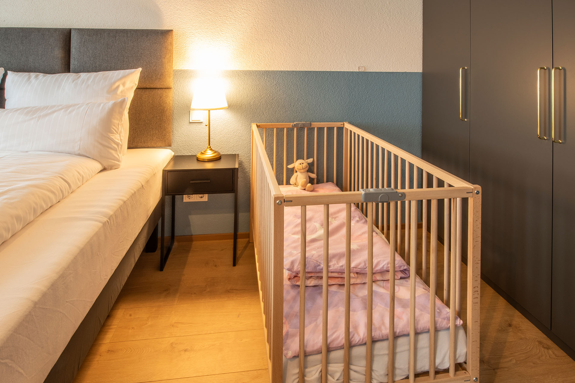 Das Adler, Markdorf - Familienzimmer - Kinderbett