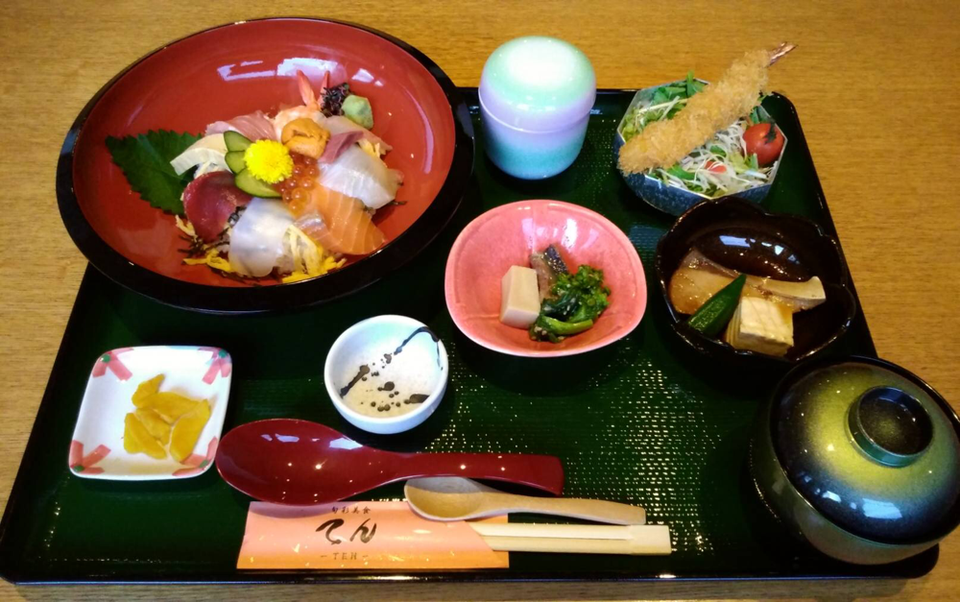 Seafood (sashimi )bowl set meal ¥2300＋tax 