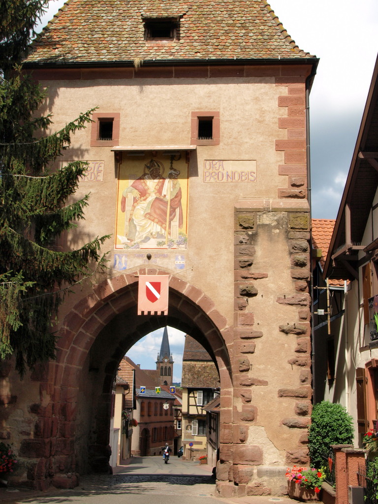 Boersch : la tour Haute avec la fresque de Saint Médard.