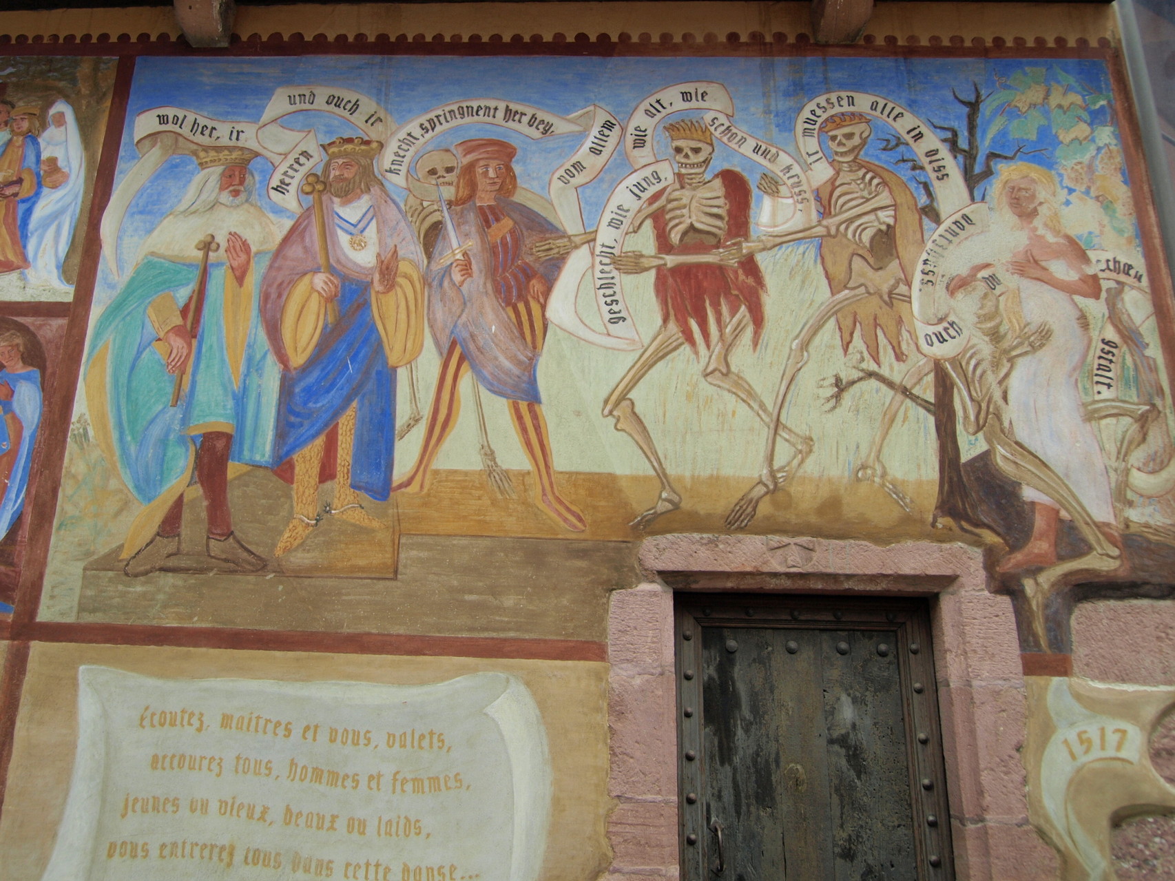 Fresque actuelle de la danse macabre à l'arrière de l'église.