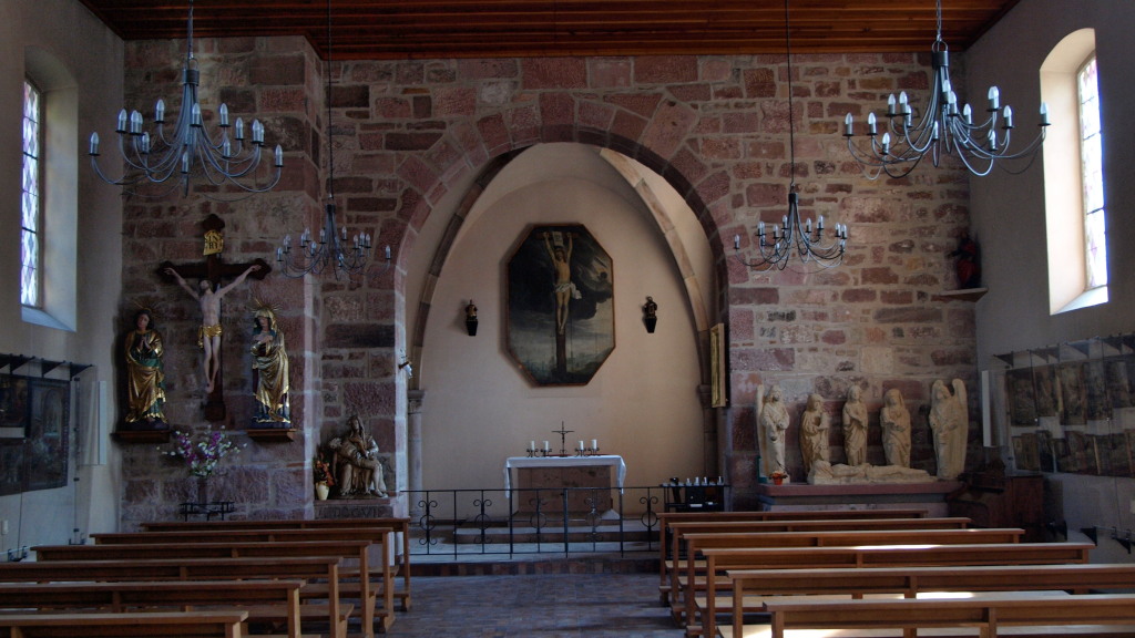 A gauche : statues de la Vierge et de Saint Jean