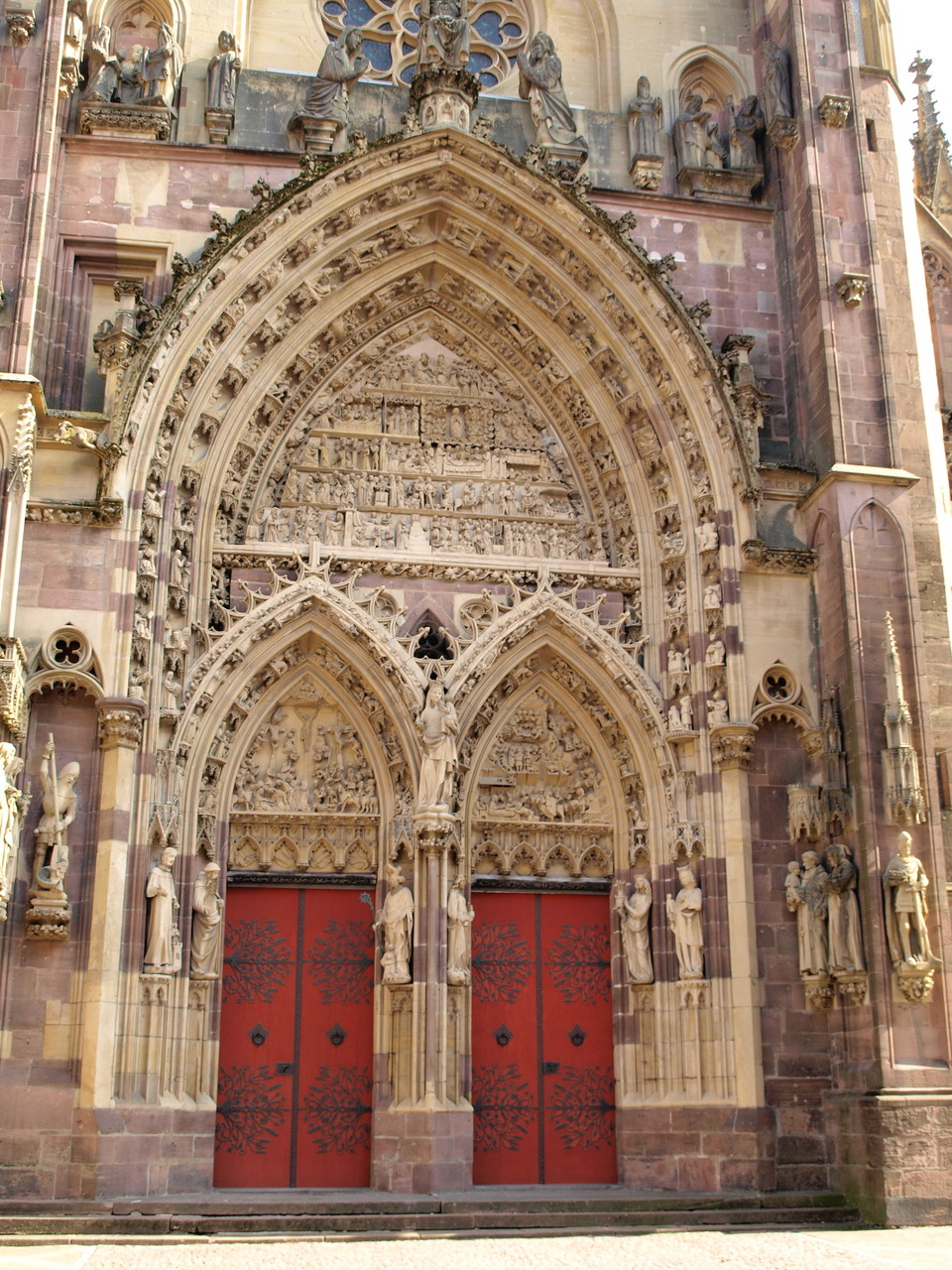 Collégiale Saint Thiébault : le portail et le tympan