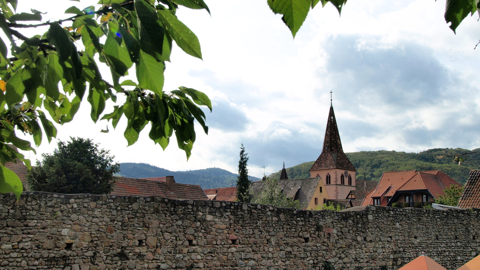 Eglise de Kientzheim cachée derrière les remparts.