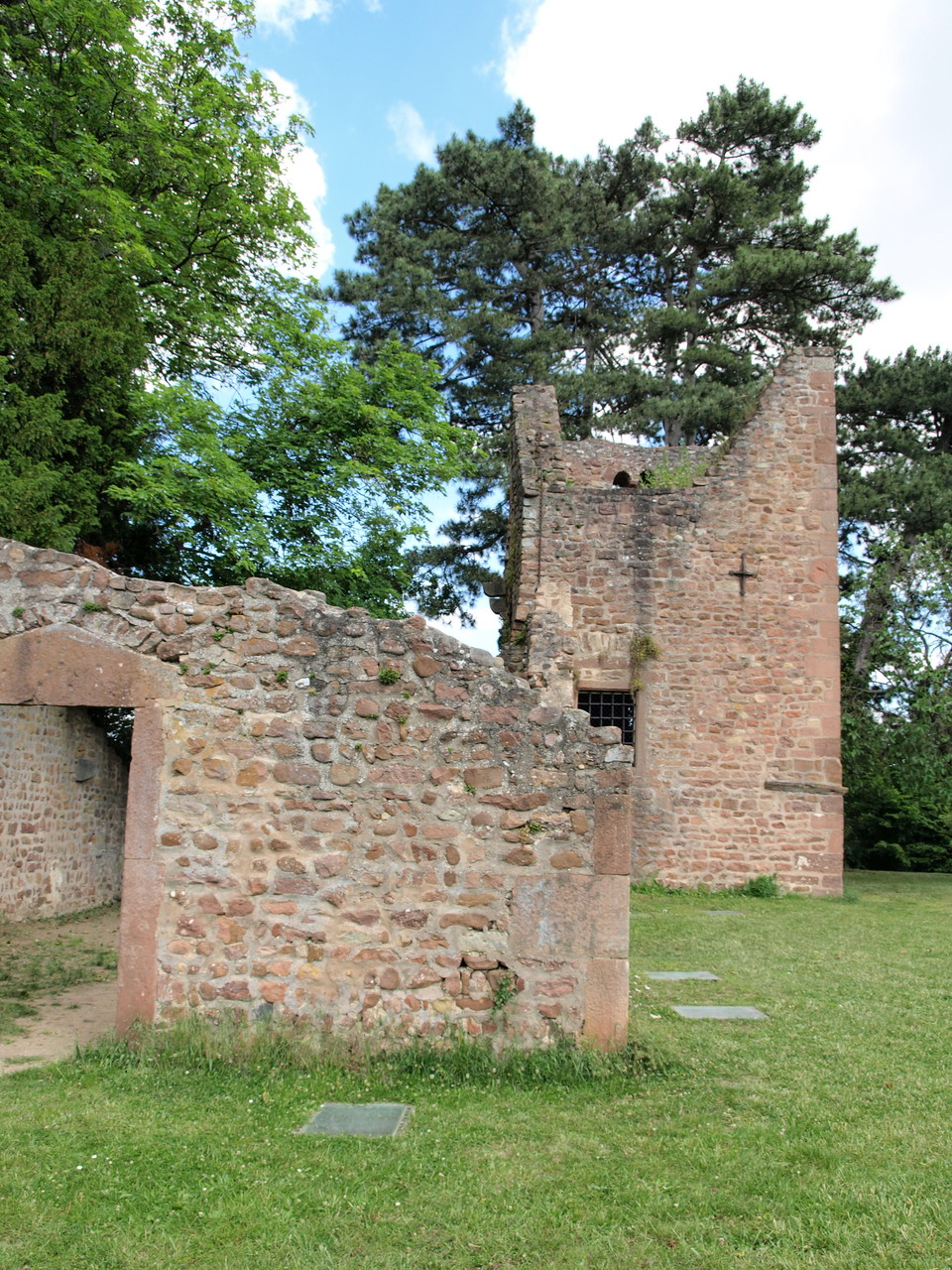 ruines de l'église Saint Jean Baptiste d'Oberlinden (Obere Kirche) qui a donné le nom aux Oberkirch