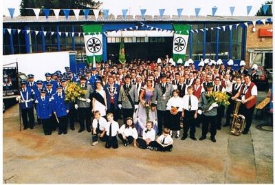 Die Bruderschaft 2003 mit dem Schützenkönigspaar Hubert und Monika Wrzeczcz