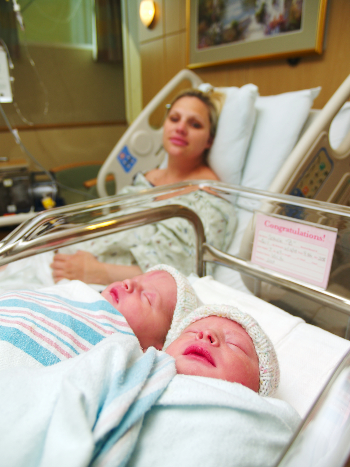 как рожают близнецов естественным путем