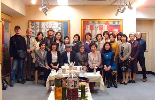 10月29日オープニングパーティー会場で西岡文子さん（前列右二人目）