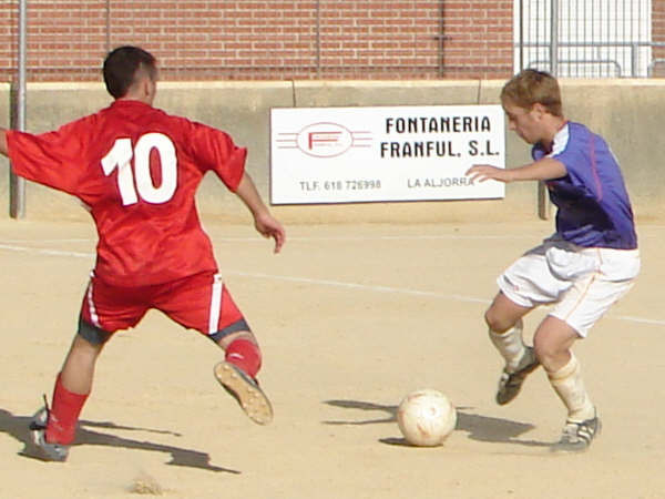 Este año nos creíamos que no tendríamos a nuestro amigo Rubén en nuestro equipo juvenil, pero el no saberlo valorar en la División de Honor nos da a nuestro club la alegría de verlo jugar, pues nosotros si creemos que es jugador de División de Honor.