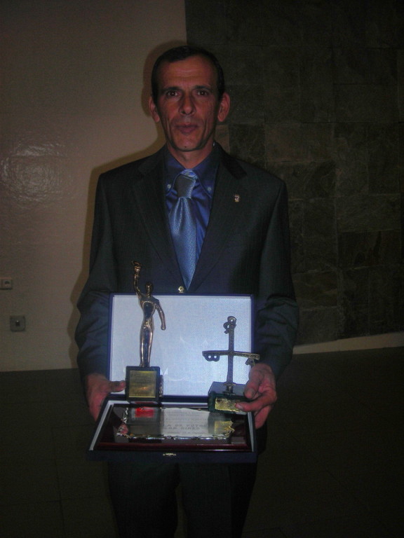 José Agustín, con los premios recibidos