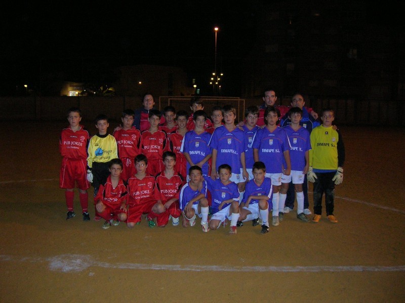 Foto de amistad entre San Gines y Dolorense, partido ganado por 2 a 1 por nuestro equipo en un partido muy disputado y de mucha igualdad, los dos equipos tuvieron ocasiones para llevarse el partido, donde el marcador registraba un empate a 1, fue con el t