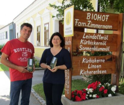 Herbert und Petra Zimmermann vor ihrem Ab Hof Verkauf in Oberkreuzstetten. Sie produzieren ihre Lebensmittel in Bio-Qualität.