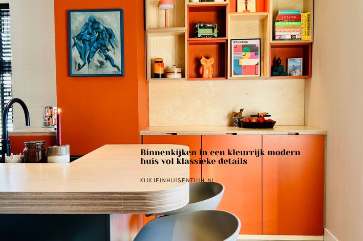 Binnenkijken in een kleurrijk modern huis vol klassieke details