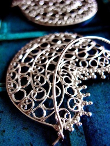 Silver filigree earring with granular balls, single close-up