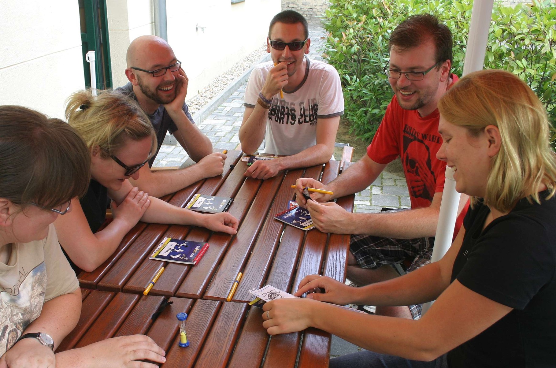 Partyspielerunde auf der Sonnenterrasse