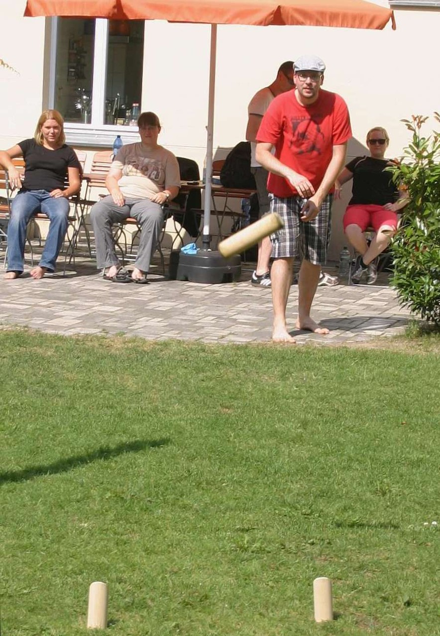 Wikinger-Kegeln (Mölkky) im Garten