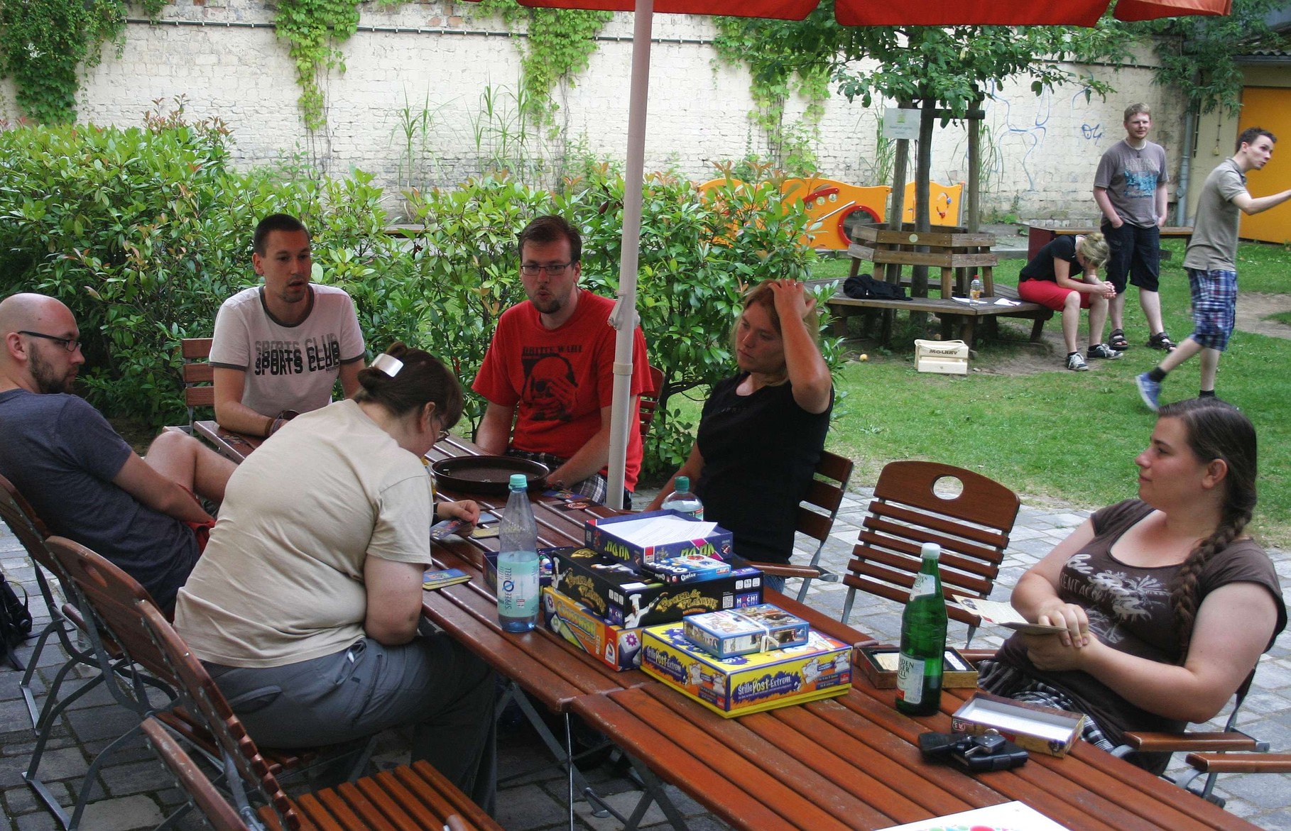 Partyspielerunde auf der Sonnenterrasse