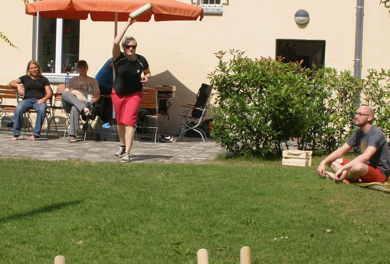 Wikinger-Kegeln (Mölkky) im Garten