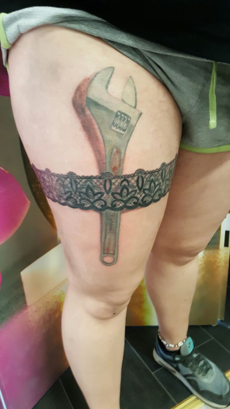 Schraubenschlüssel Strumpfband Tattoo