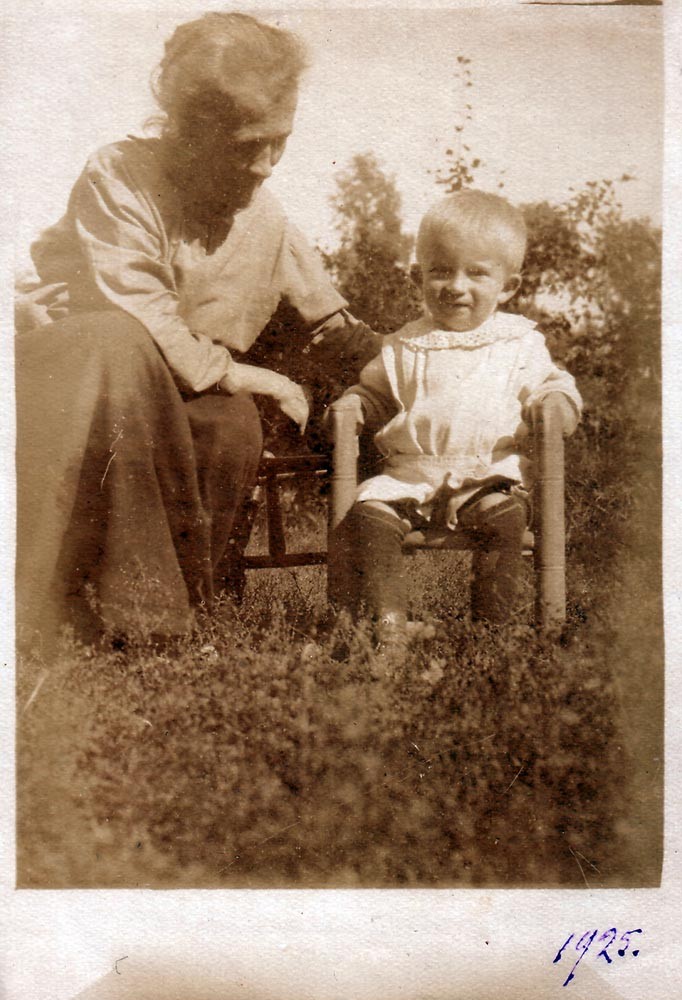Mirik with an old woman. Kiev, 1925