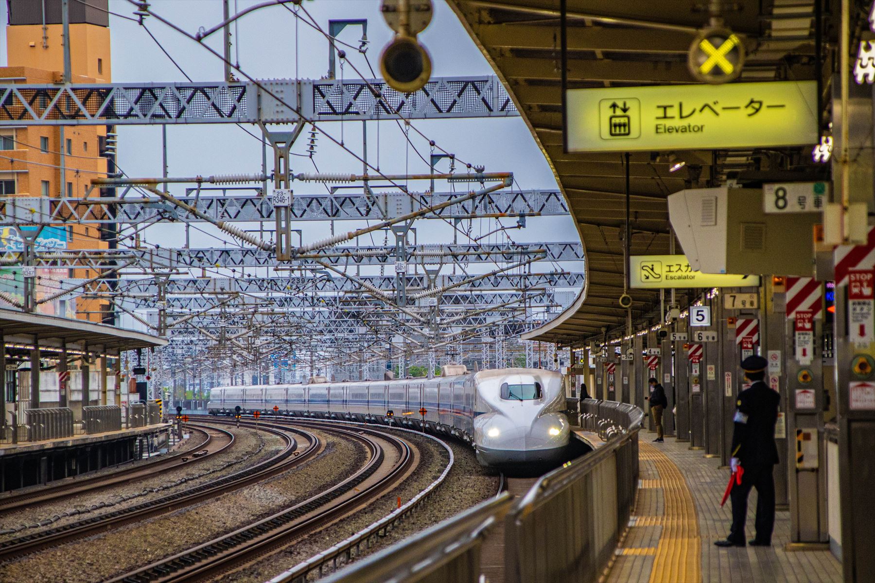 画題 「スローダウン」 撮影場所 (浜松市浜松駅) 　鈴木晃一作