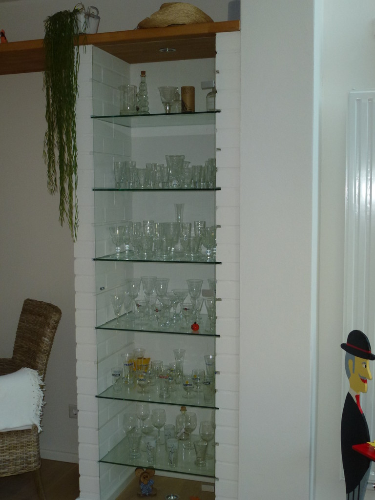 gemauerte Glasvitrine mit Beleuchtung