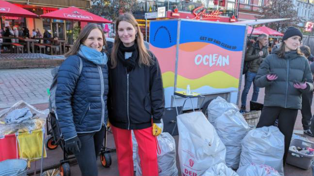 Ein Foto mit Sandra bei dem Clean-Up mit Oclean