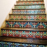 Peralte de Escaleras con Azulejo Artesanal Tipo Talavera hecho a Mano
