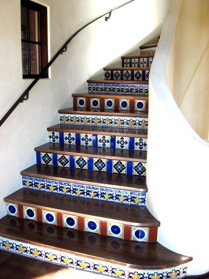 Peralte de Escaleras con Azulejo Tipo Talavera hecho a Mano