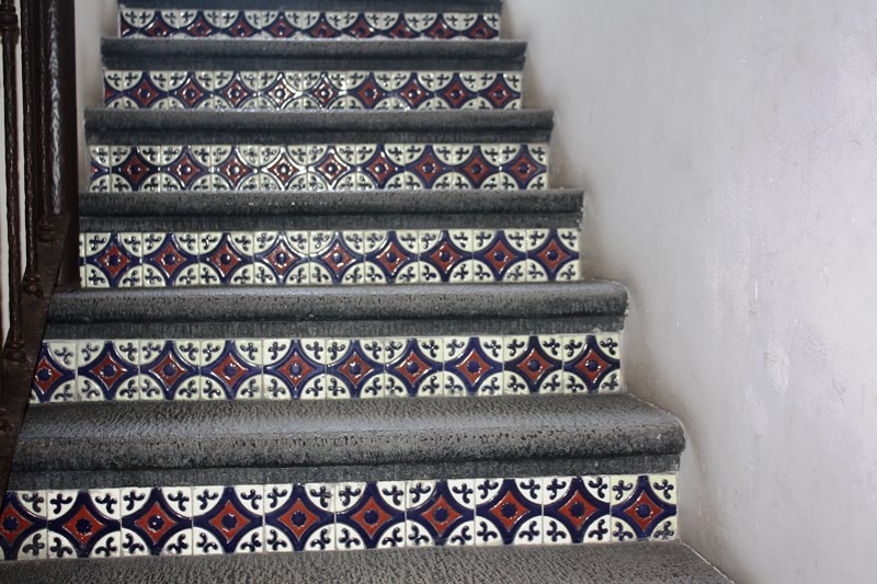 Peralte de Escaleras con Azulejo Talavera