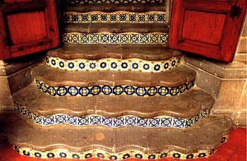 Peralte de Escaleras con Azulejo Tipo Talavera hecho a Mano