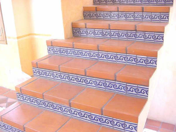 Peralte de Escaleras con Azulejo Tipo Talavera hecho a Mano