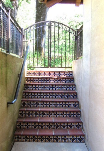 Peralte de Escaleras con Azulejo Tipo Talavera hecho a Mano