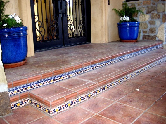 Peralte de Escaleras con Azulejo Tipo Talavera hecho a Mano