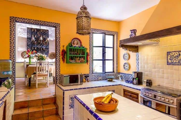 <img src="talavera-muros.jpg" alt="Azulejo Talavera para muros de cocina hecho a mano en México">