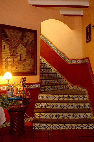 Peralte de Escaleras con Azulejo Tipo Talavera hecho a Mano