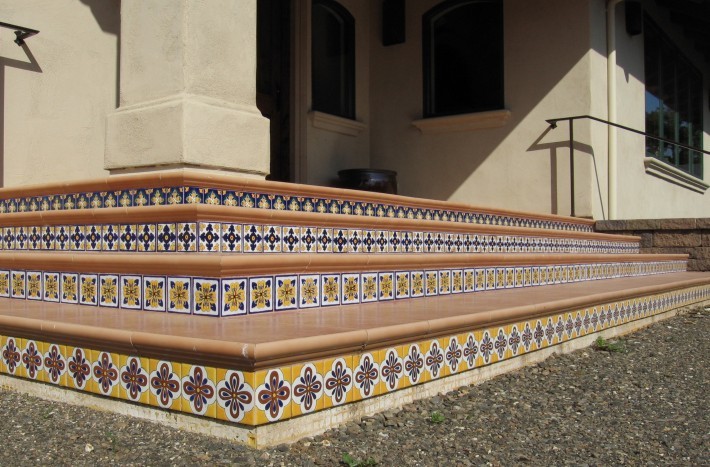 Peralte de Escaleras con Azulejo Tipo Talavera hecho a Mano