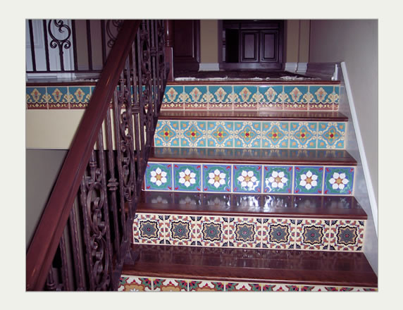 Peralte de Escaleras con Azulejo Tipo Talavera hecho a Mano