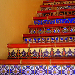 Peralte de Escaleras con Azulejo Tipo Talavera hecho a Mano