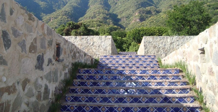 Peralte de Escaleras con Azulejo Tipo Talavera hecho a Mano