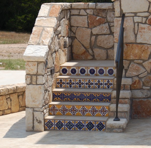 Peralte de Escaleras con Azulejo Tipo Talavera hecho a Mano