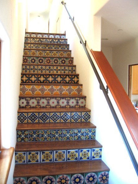 Peralte de Escaleras con Azulejo Tipo Talavera hecho a Mano