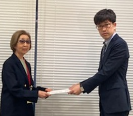 意見及び質問書手渡し場面
