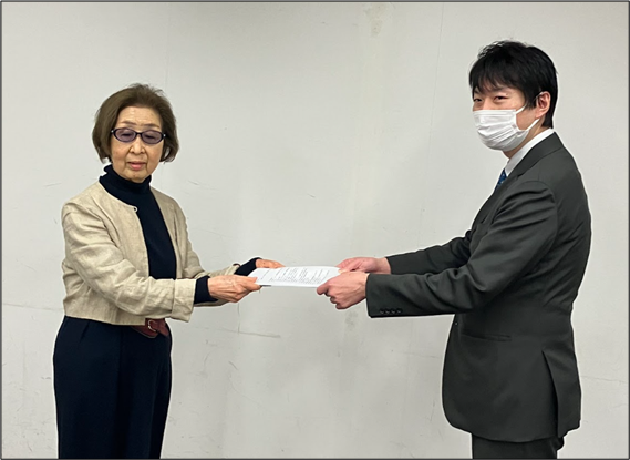 当会橋本代表より、厚労省担当職員の方に「提言書」を手交しました。