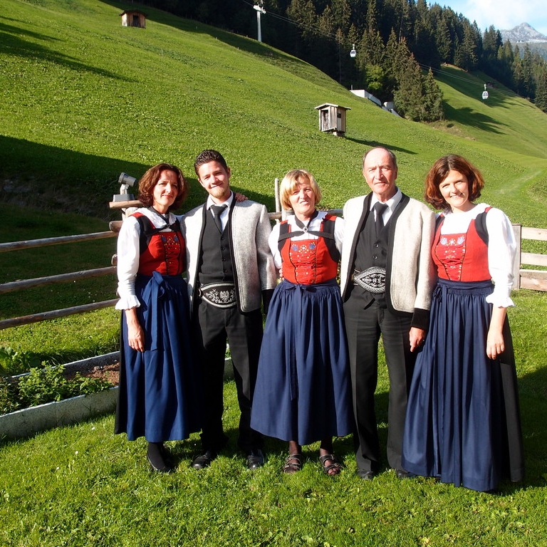 Anna und Walter Großgasteiger mit den Kindern Angelika, Werner und Erika