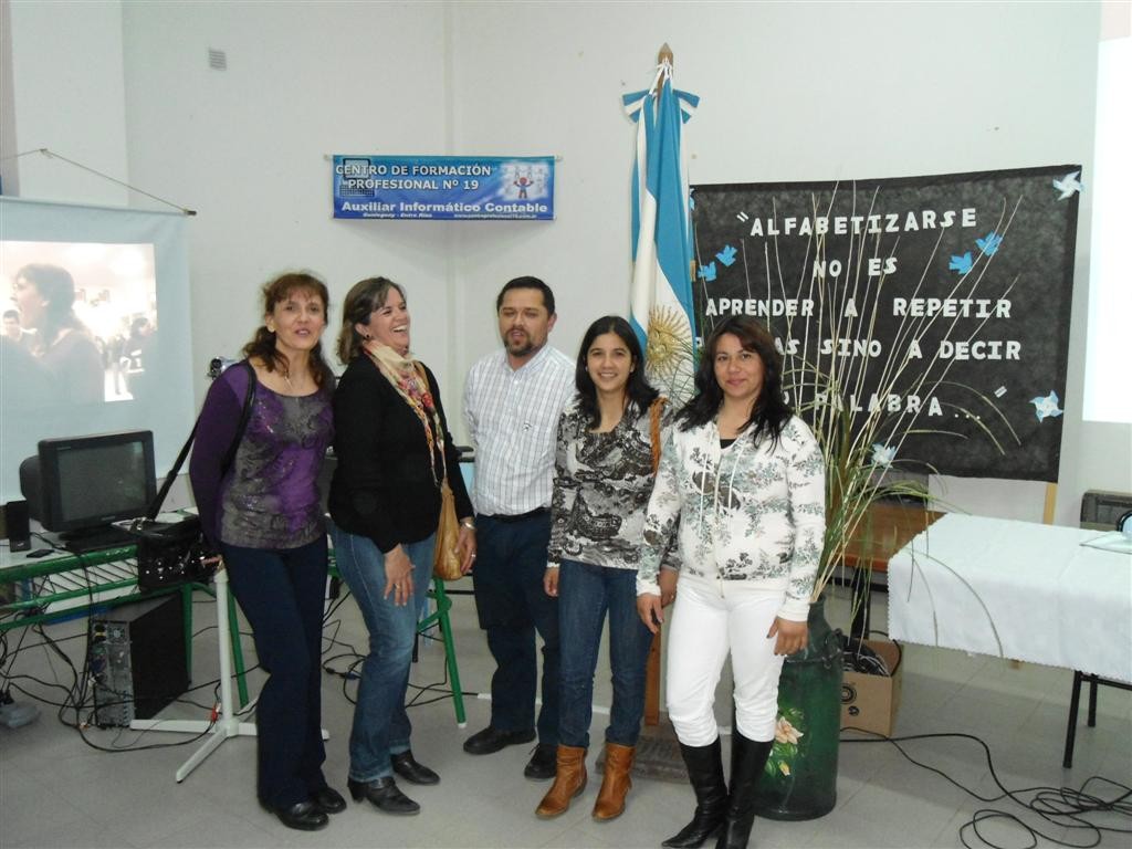 Centro FP. Nº 19 - Pablo Suarez y alumnos