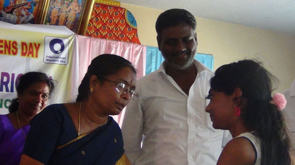 La préceptrice  adjointe (RDO) de Thirukovilur encourage les jeunes.