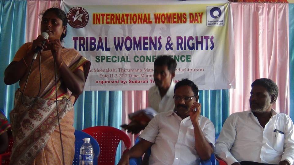 Le 11 mars POPE a été invité par l'ONG Sudaroli Trust à une Conférence sur les droits de la femme tribale à Kandachipuram, district de Villupuram.                Mme Sulliamma, organisatrice de la communauté tribale adresse un message de bienvenue.